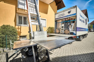 ein aufgebauter Schrägaufzug und ein LKW