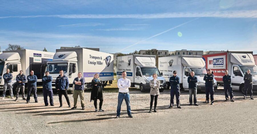 Mitarbeiter Transporte Miller München vor Fuhrpark